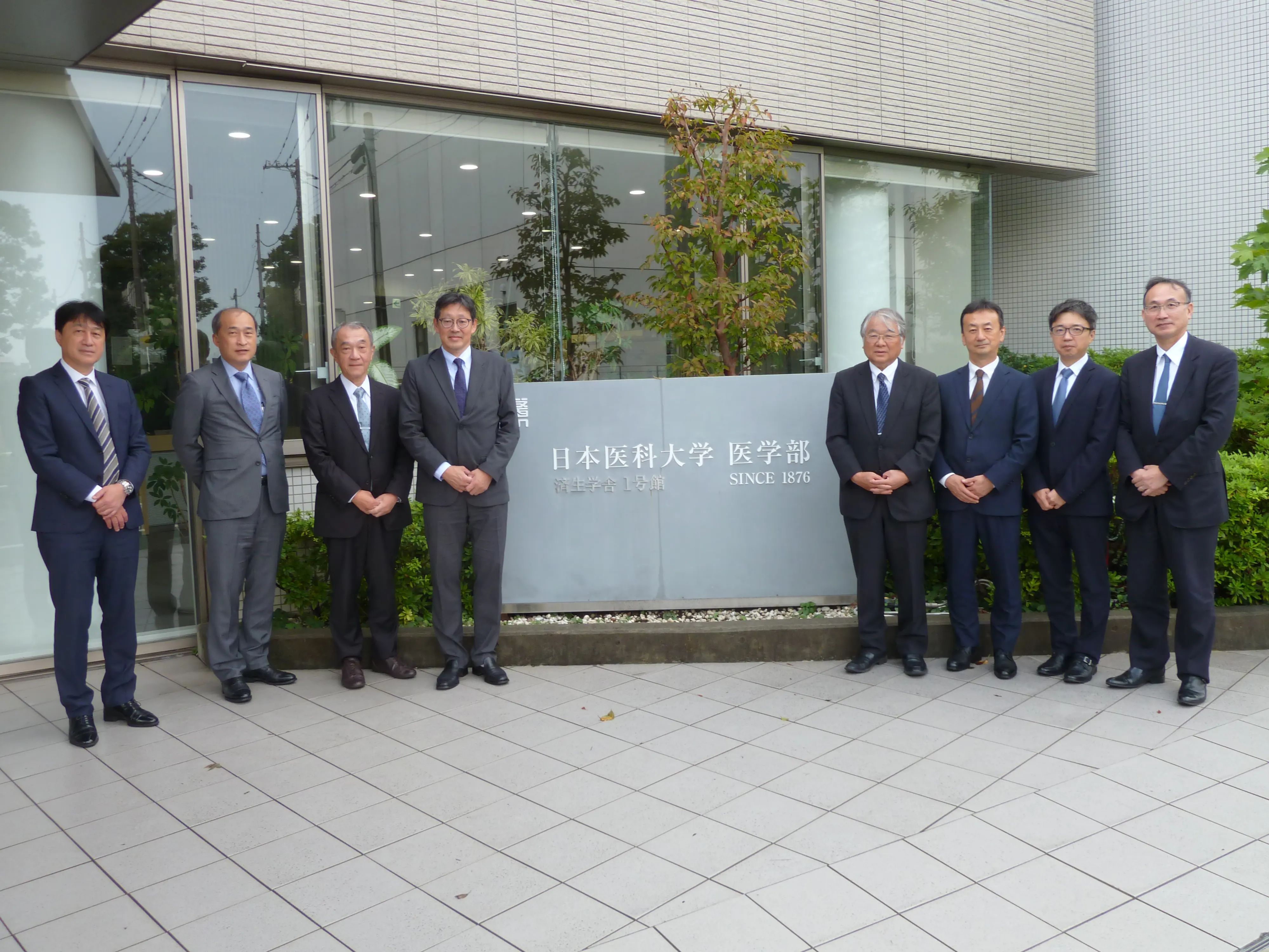 日本医科大学付属病院の前で集合写真